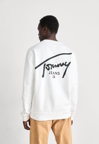 Tommy Jeans ENTRY GRAPHIC CREW - Felpa - white