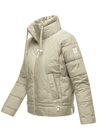 Beige gewatteerde jas met een hoge kraag, ritssluiting aan de voorkant en verstelbare koordjes. Heeft zijzakken en een textiel met structuur voor isolatie.