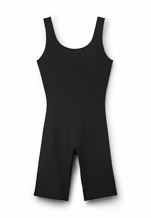Bañador de una sola pieza negro con tirantes anchos, corte de pantalón corto, textura suave y diseño sin costuras. Ideal para actividades acuáticas o entrenamiento.