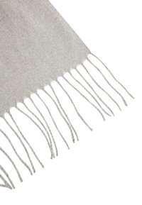 Sciarpa di lana grigia con frange, caratterizzata da una texture morbida e un design semplice. Dimensioni e forma adatte per essere drappeggiata o avvolta.