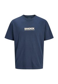Tumesinine puuvillane T-särk lühikeste varrukatega ja ümar kaelusega. Esiküljel on valgete paksude tähtedega tekst "BANGKOK". Lihtne disain.