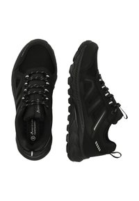 Schwarze Wanderschuhe mit einem Netzobermaterial, reflektierenden Akzenten und einer robusten Sohle. Sie verfügen über ein Schnürdesign mit kontrastierenden Schnürsenkeln.