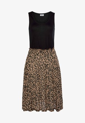 Must have mustata tumes leopardi mustriga ilma varrukatega topp ning pehme pruun seelik. Seeliku juures on volditud elastne vöökoht ja voolav kangastekstiur.