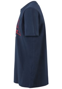 Camiseta de algodón azul marino, de manga corta, cuello redondo, con un gran gráfico rojo en la parte frontal, corte recto y dobladillo trasero ligeramente más largo.