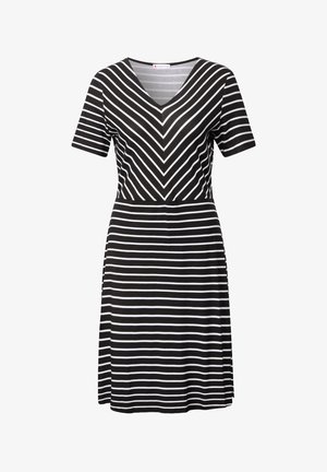 Vestido negro con rayas horizontales y diagonales blancas, escote en V, mangas cortas y una cintura ajustada que se ensancha en una falda de largo a la rodilla.