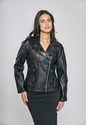 Chaqueta de motociclista de cuero negro con un diseño ligeramente entallado, cremallera asimétrica y tres bolsillos delanteros. Textura suave con detalle en el cuello.