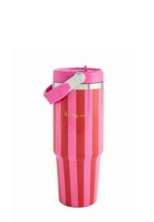 Høj rejsekrus med lodrette røde og pink striber, pink flip-låg og gul tekst med "thirsty work" foran.
