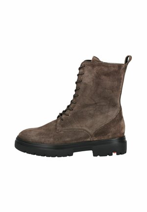 Bottine en daim marron avec une semelle en caoutchouc noir robuste, un laçage et une boucle à l'arrière pour un enfilage facile.