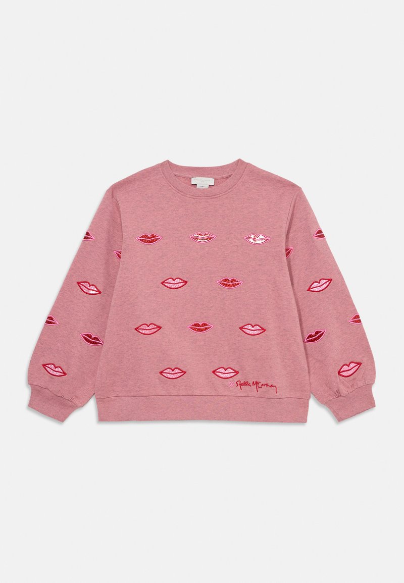Sudadera de manga larga rosa con parches de labios rojos y rosas distribuidos en el frente y las mangas, con una pequeña firma bordada cerca del dobladillo.