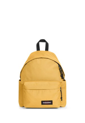 Sac à dos Eastpak jaune avec poche avant zippée, tirettes de fermeture éclair noires et poignée de transport noire sur le dessus, sur fond blanc.