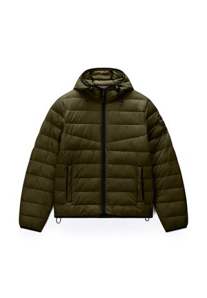Donkergroene gewatteerde winterjas met capuchon, rits aan de voorkant, zijzakken en een logopatch op de linkermouw tegen een witte achtergrond.