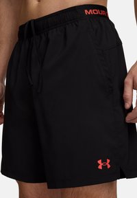 Μαύρα μαγιό σορτς με ελαστική μέση, κορδόνι και πλαϊνές τσέπες. Διαθέτουν κόκκινο λογότυπο στο αριστερό πόδι και λείο, ελαφρύ ύφασμα.