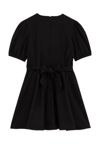 Crna haljina kratkih rukava s prilagođenim korzetom, lepršavom suknjom i vezicom u struku uz skriveni zatvarač na leđima.