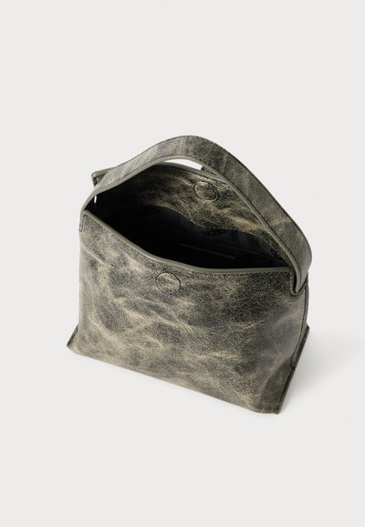Borsa a tracolla in pelle nera dal design testurizzato con manico curvo e apertura, che mette in mostra lo spazio interno e dettagli di cucitura sottili.