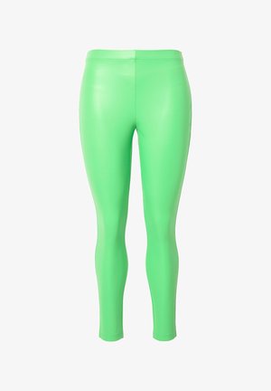 Leggings de imitación cuero verde con cintura alta, diseño ajustado, textura suave y sin hardware ni adornos visibles.
