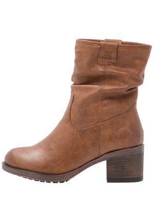 Bottine marron à antifatigue en matériau synthétique, avec un bout rond, une texture en relief et un talon en bois épais.