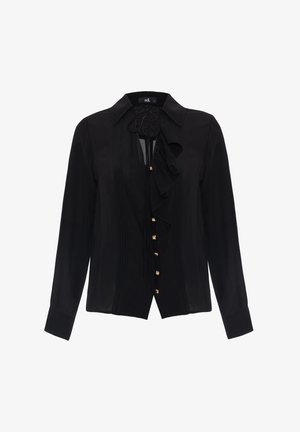 Zwarte blouse met lange mouwen, voorzien van een gerimpelde voorkant, een kraag en goudkleurige knopen, gemaakt van een glanzende stof met subtiele verticale lijnen.