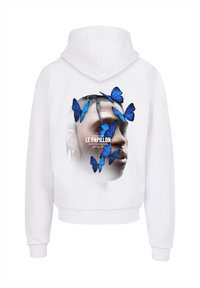 Sudadera blanca con un estampado gráfico de una cara rodeada de mariposas azules, con el texto "LE PAPILLON" debajo. Corte regular con puños acanalados.
