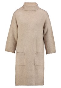 Abito maglione beige con colletto alto, maniche a tre quarti e due tasche frontali. Texture morbida e vestibilità rilassata.