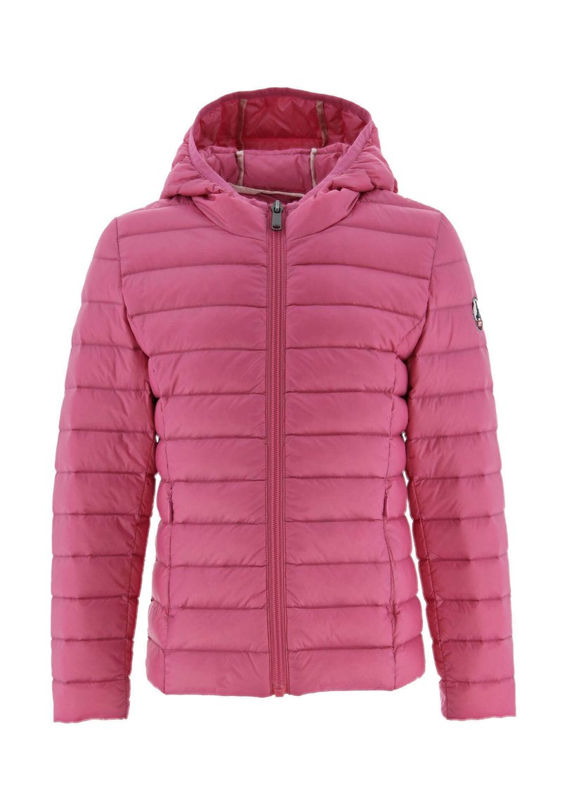 Chaqueta rosa acolchada con capucha, con costuras horizontales, cremallera frontal y acento de logo en la manga. Textura suave.
