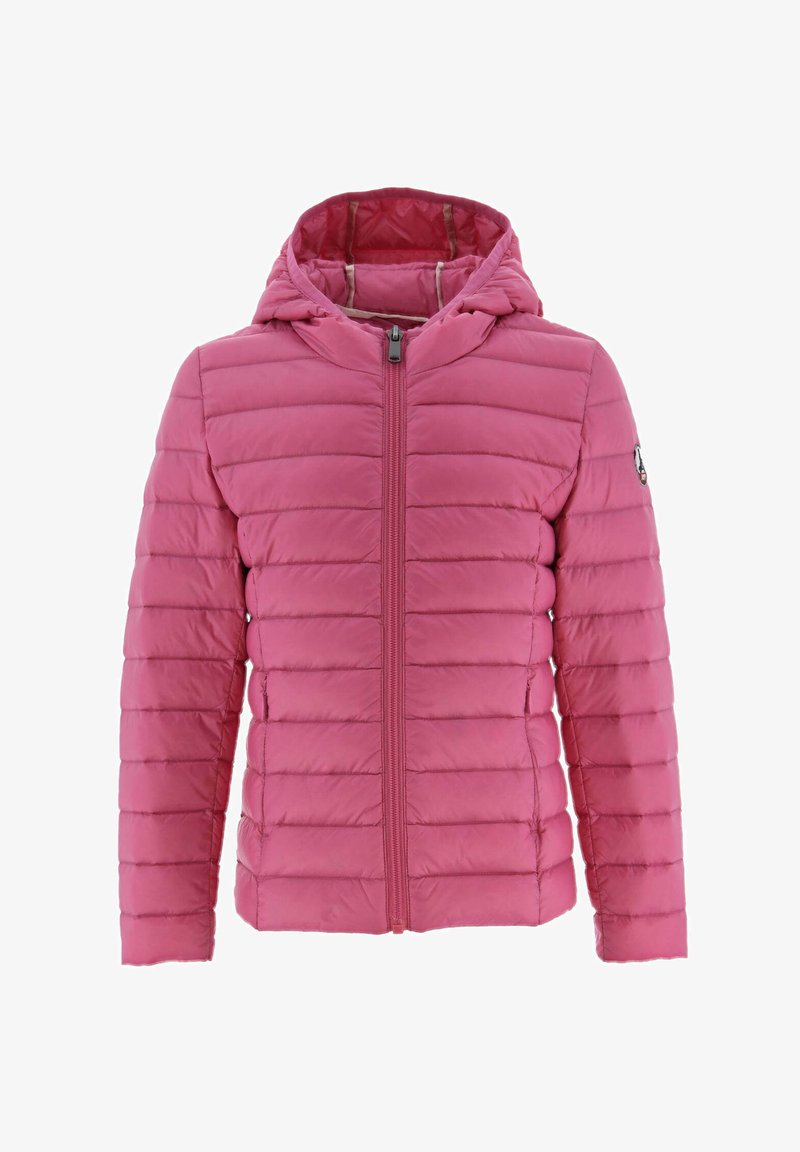 Giacca rosa imbottita con cappuccio, caratterizzata da cuciture orizzontali, zip frontale e logo dettagliato sulla manica. Texture liscia.