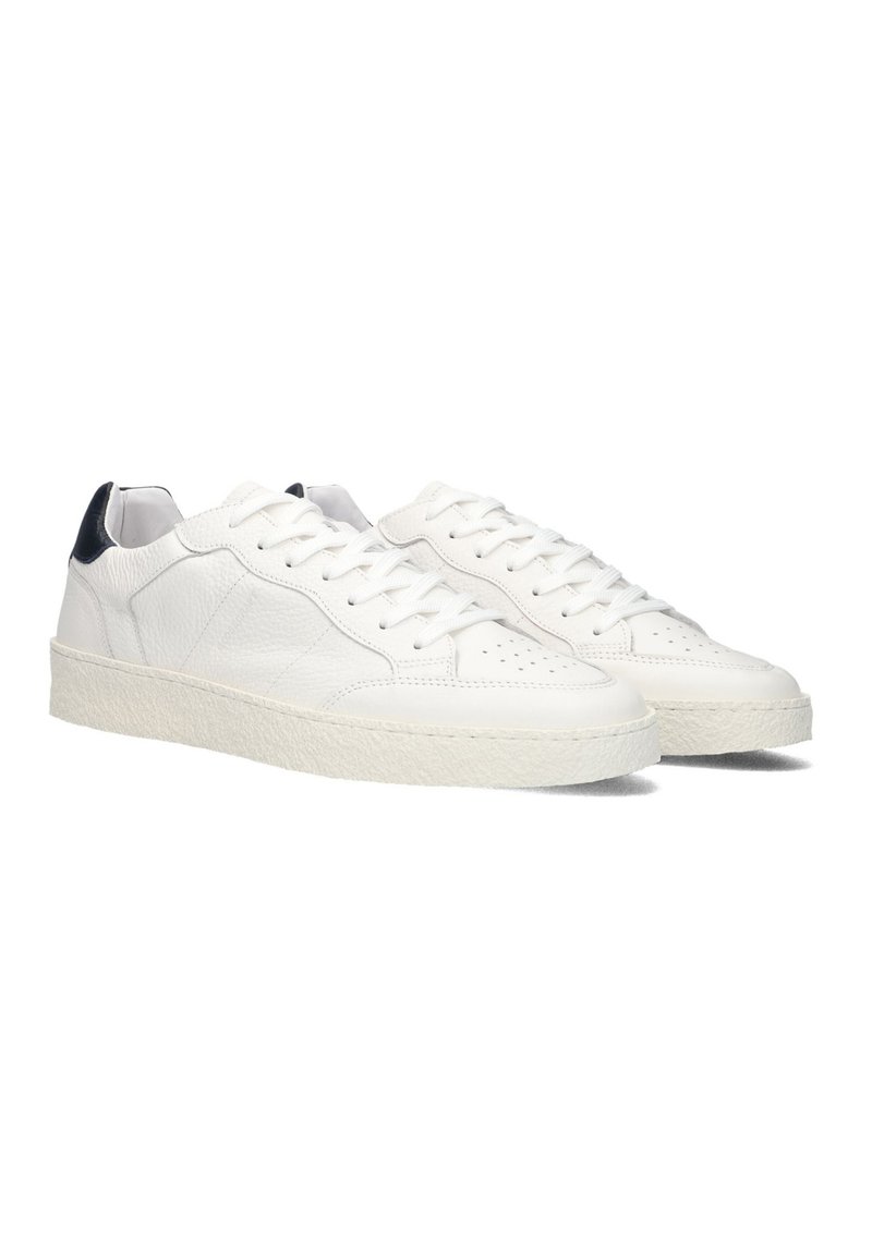 Witte leren sneakers met een gestructureerde afwerking, voorzien van een witte rubberen zool, vetersluiting en een marineblauw hielaccent.