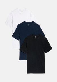 Drei kurzärmlige T-Shirts in Weiß, Marineblau und Schwarz. Hergestellt aus Baumwolle mit Rundhalsausschnitt; glatte Textur und reguläre Passform.