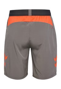 Herrensportshorts i grått tyg med svart midjeband, orange mesh upptill och orangea chevrondetaljer på sidorna, slät textur.