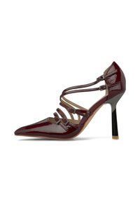 Scarpa con tacco alto in pelle verniciata bordeaux con punta appuntita, dotata di cinturini incrociati, piccoli ornamenti e tacco a spillo.