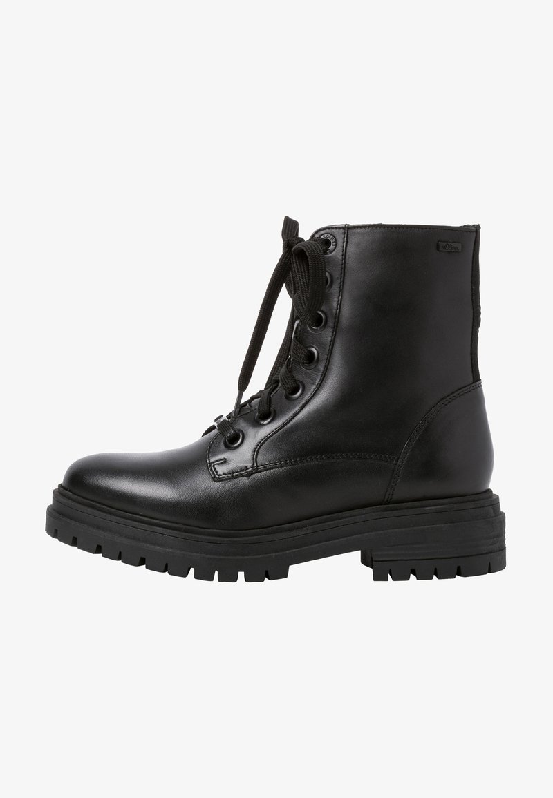 Botte noire en cuir à lacets, à cheville, avec semelle épaisse crantée et bout arrondi, vue de côté sur fond blanc.