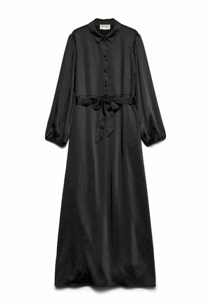 Černé šaty s dlouhým rukávem z hladké látky s límečkem, zapínáním na knoflíky a pasem na pásek. Rukávy mají nařasené manžety.