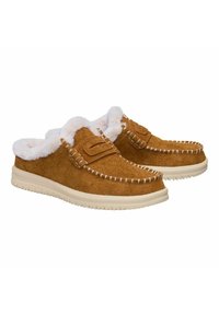 Zapatos slip-on de ante marrón con forro de piel sintética blanca, costuras decorativas y suela acolchada beige. Presenta un acento de tiras en la parte superior.