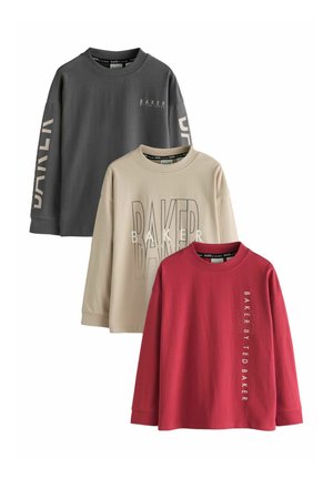 Tre t-shirts med rund hals og lange ærmer i mørkegrå, beige og rød med "BAKER" branding på bryst og ærmer.