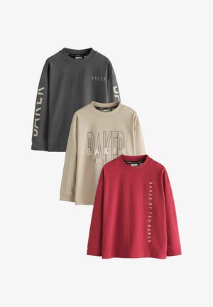 Tre t-shirts med rund hals og lange ærmer i mørkegrå, beige og rød med "BAKER" branding på bryst og ærmer.