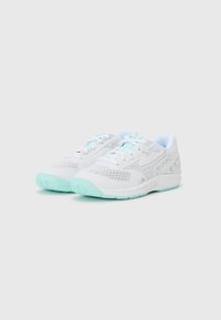 Baskets avec un dessus en maille blanche, des accents gris clair et une semelle turquoise. Présentent des lacets et des panneaux de ventilation pour la respirabilité.