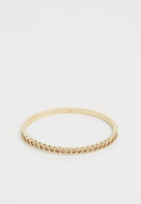 Bracciale rigido in oro con una fila di pietre scintillanti racchiuse in impostazioni circolari, esterno lisciato e una discreta incisione del marchio.