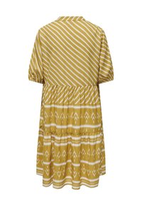 Senfgelbes Kleid mit einem gemusterten Design, das oben diagonale Streifen und einen gestuften Saum hat. Kurze Puffärmel und ein Kragen.