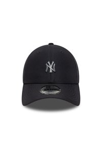 Fekete vászon baseball sapka, 3D-ezüst New York Yankees logóval az elején, lekerekített formával és látható varrással.