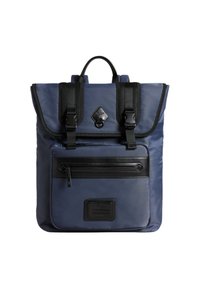 Zaino blu navy con tasca anteriore con cerniera, spallacci neri, fibbie e maniglia superiore, esposto su sfondo bianco.