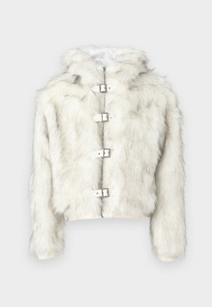 Witte jas van nep bont met capuchon, voorzien van zilverkleurige details en vier drukkers aan de voorkant. Zachte textuur en kort model.