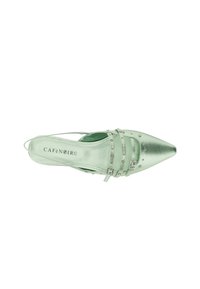 Zapato verde de satén tipo slingback con punta afilada, tiras decorativas, pequeños tachuelas plateadas y tacón plano. Textura suave y diseño minimalista.