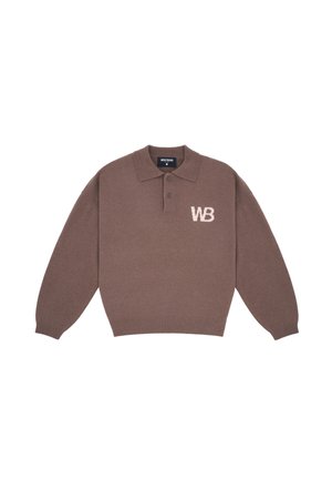 Bruine gebreide polo trui met lange mouwen, twee knopen en het "WB"-logo op de linkerborst.