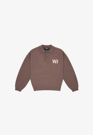 Bruine gebreide polo trui met lange mouwen, twee knopen en het "WB"-logo op de linkerborst.