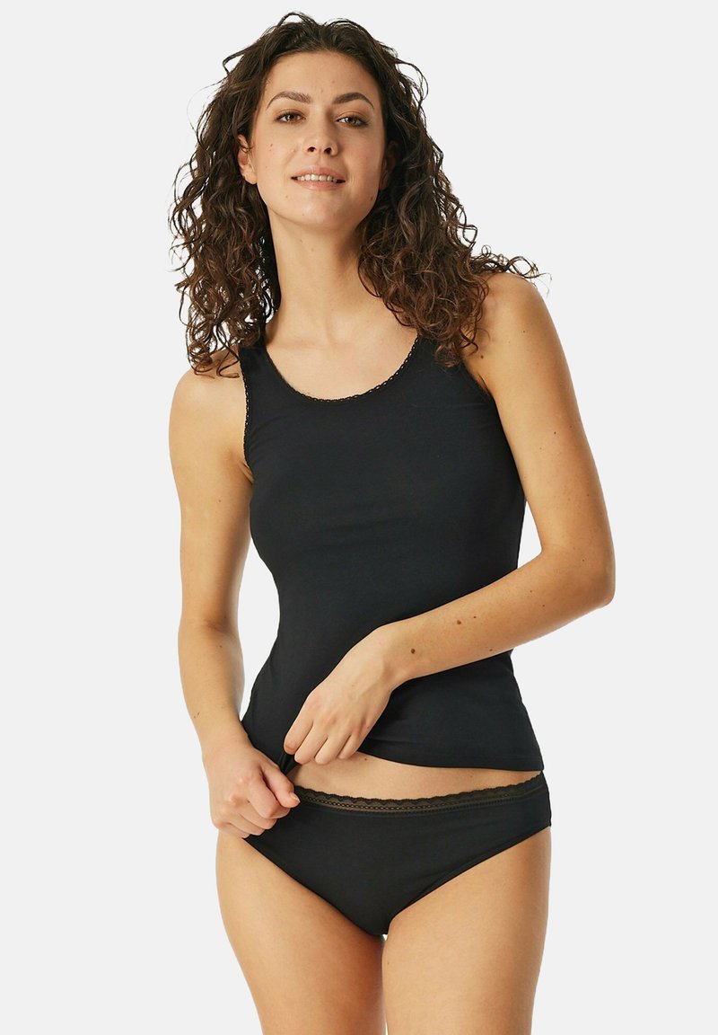 Top senza maniche nero con scollatura a barca e rifinitura in pizzo, abbinato a pantaloni intimi neri hipster con dettagli in pizzo in vita.