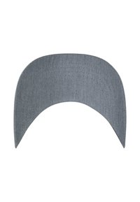 Grijze denim vizier met een brede gebogen rand, voorzien van subtiele stikdetails en een gladde textuur. Ideal voor zonbescherming.