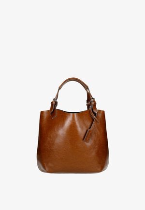 Sac fourre-tout en cuir marron avec double poignée et étiquette en cuir attachée, surface lisse et texturée, sans détails visibles de logo de marque.