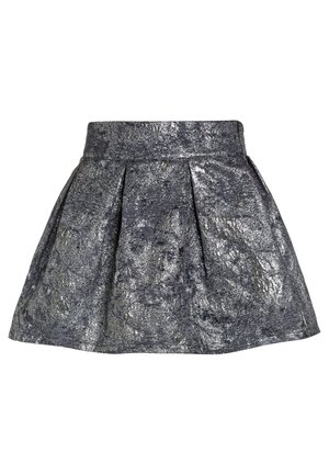 Mini-jupe plissée argent métallique avec taille haute et tissu brillant texturé sur fond blanc.