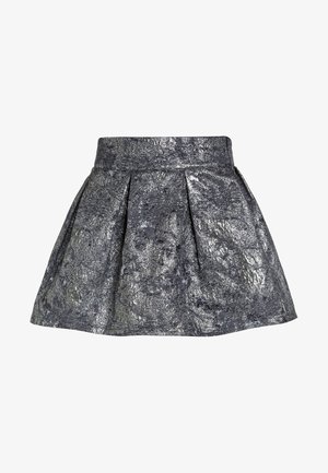 Mini-jupe plissée argent métallique avec taille haute et tissu brillant texturé sur fond blanc.