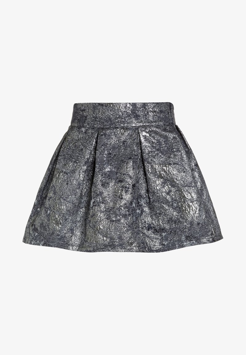 Mini-jupe plissée argent métallique avec taille haute et tissu brillant texturé sur fond blanc.