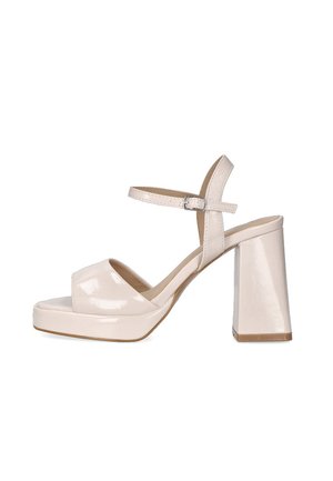 Sandalia de tacón alto de charol beige con plataforma, tacón ancho tipo bloque, tira en el tobillo con hebilla y diseño de punta abierta.